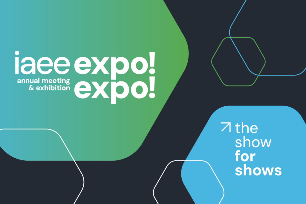 Expo IAEE ! Expo ! logo avec le texte indiquant "The Show for Shows" et fond de formes hexagonales abstraites en vert et bleu